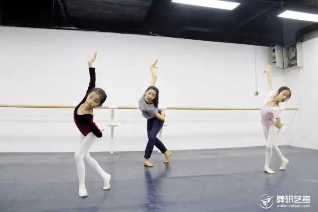 如何快速提升自己竖叉的软度,横叉竖叉软度升级的动作有哪些