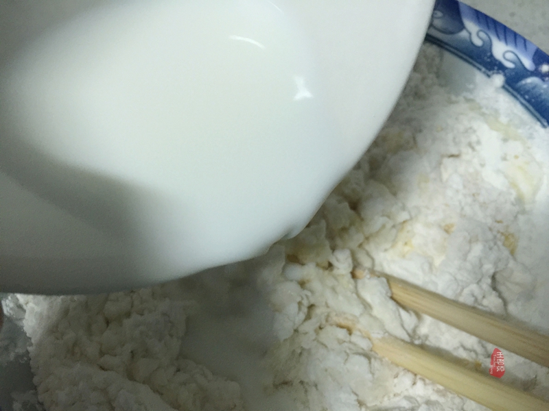 正宗酥香小油条,小油条香酥蓬松的做法用膨松剂