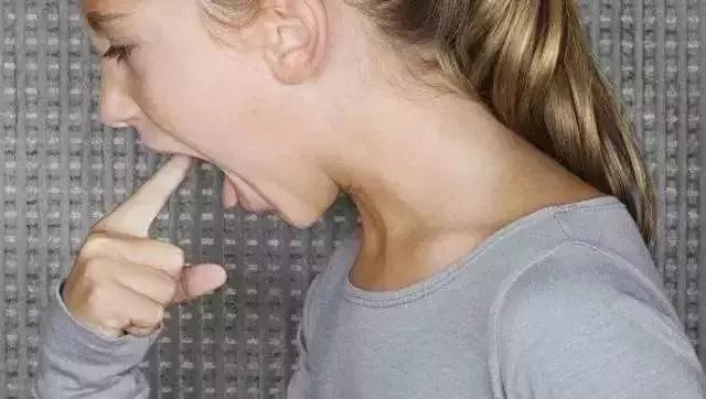 鱼刺卡喉莫着急,鱼刺卡喉咙急救方法