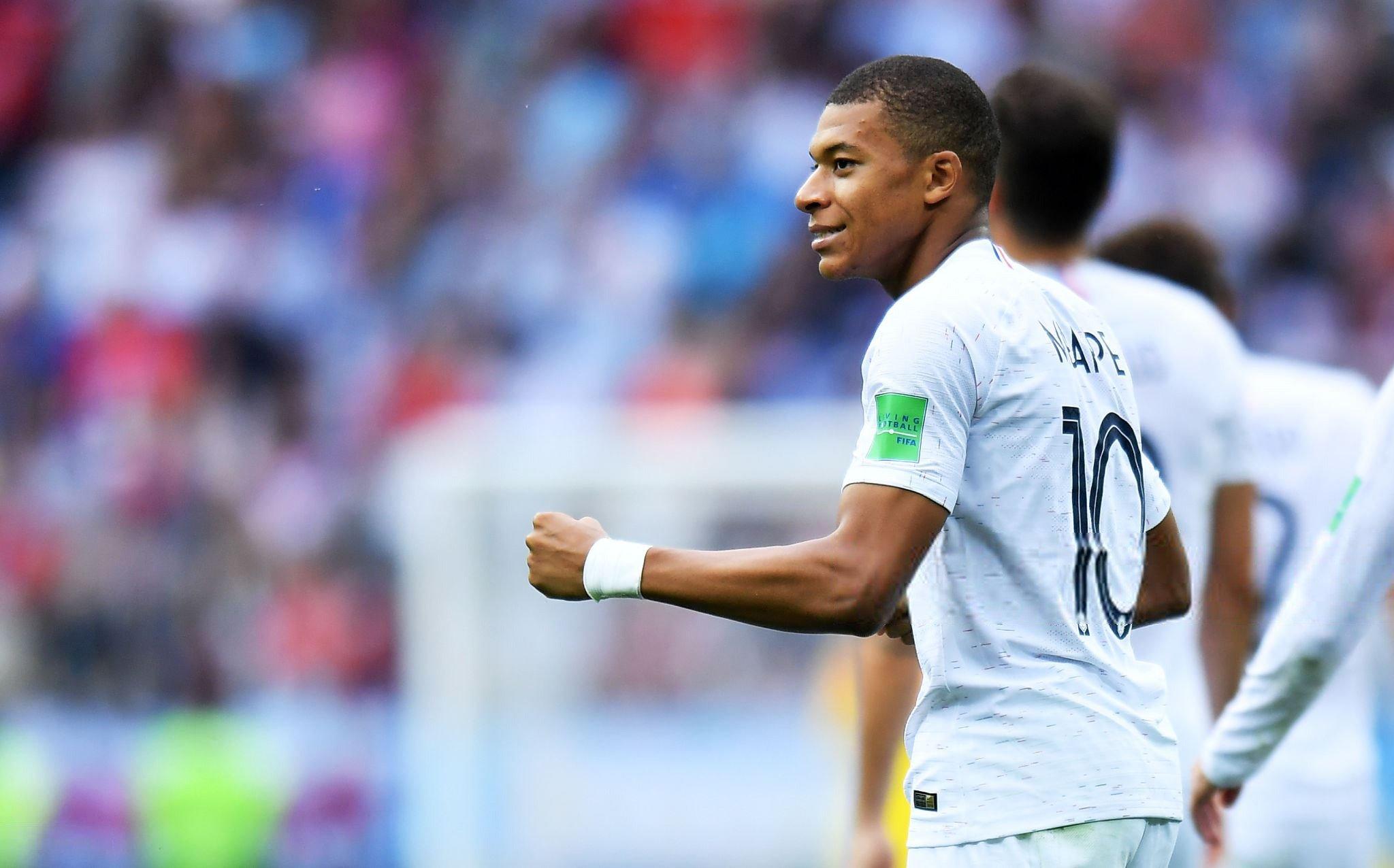 冲突现场，你在干嘛？有人为姆巴佩出头，有人背手看戏，学霸最忙