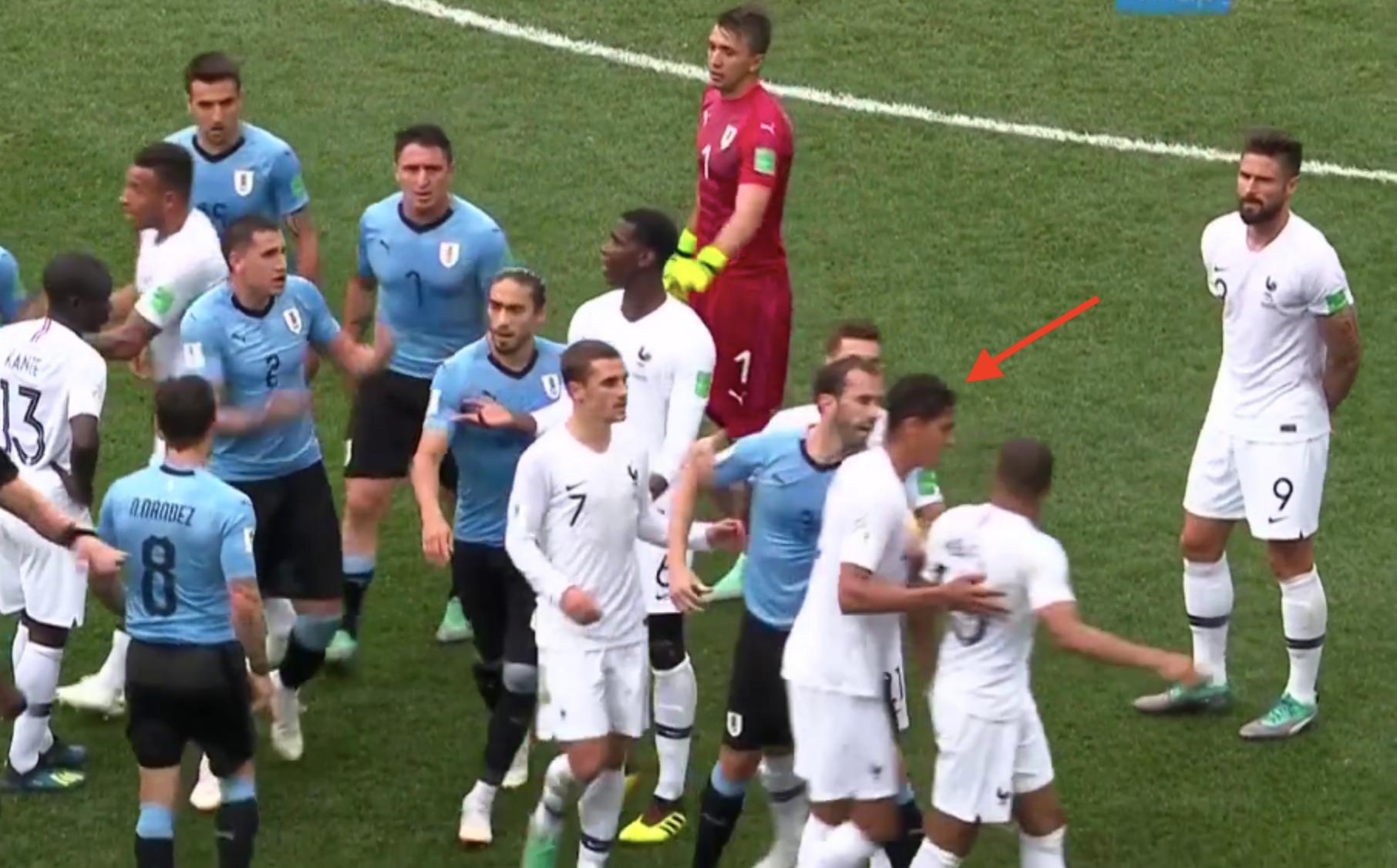 冲突现场，你在干嘛？有人为姆巴佩出头，有人背手看戏，学霸最忙