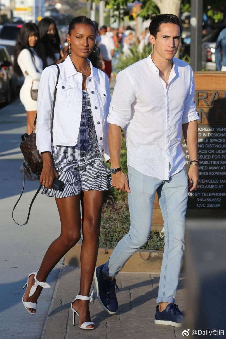 拿下维密天价Bra的黑珍珠和男友前往派对，网友：这恐怕是假腿吧