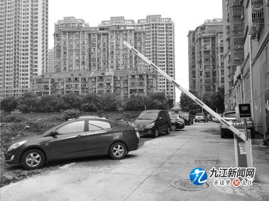海扬安居小区的门禁形同虚设租个停车位却常常被“鸠占鹊巢”