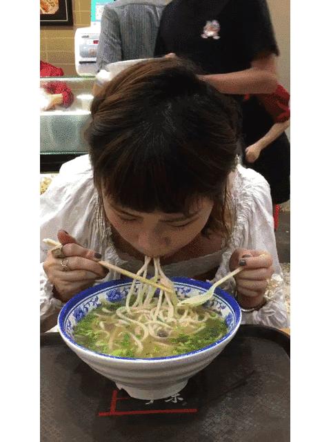 吃个火锅发现了一支很好看的口红,喝水吃饭都不掉色的口红你用过吗