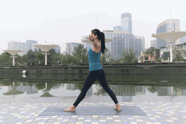 这8个简单瑜伽体式,每天练习可以改善肠胃