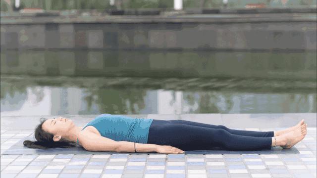 这8个简单瑜伽体式,每天练习可以改善肠胃