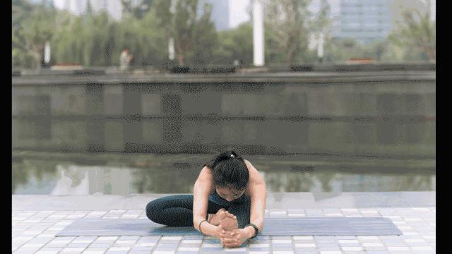 这8个简单瑜伽体式,每天练习可以改善肠胃