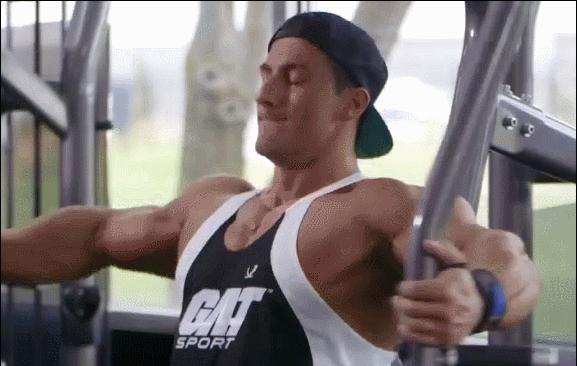 男生胸部下垂锻炼动作健身房,女人锻炼胸部的动作