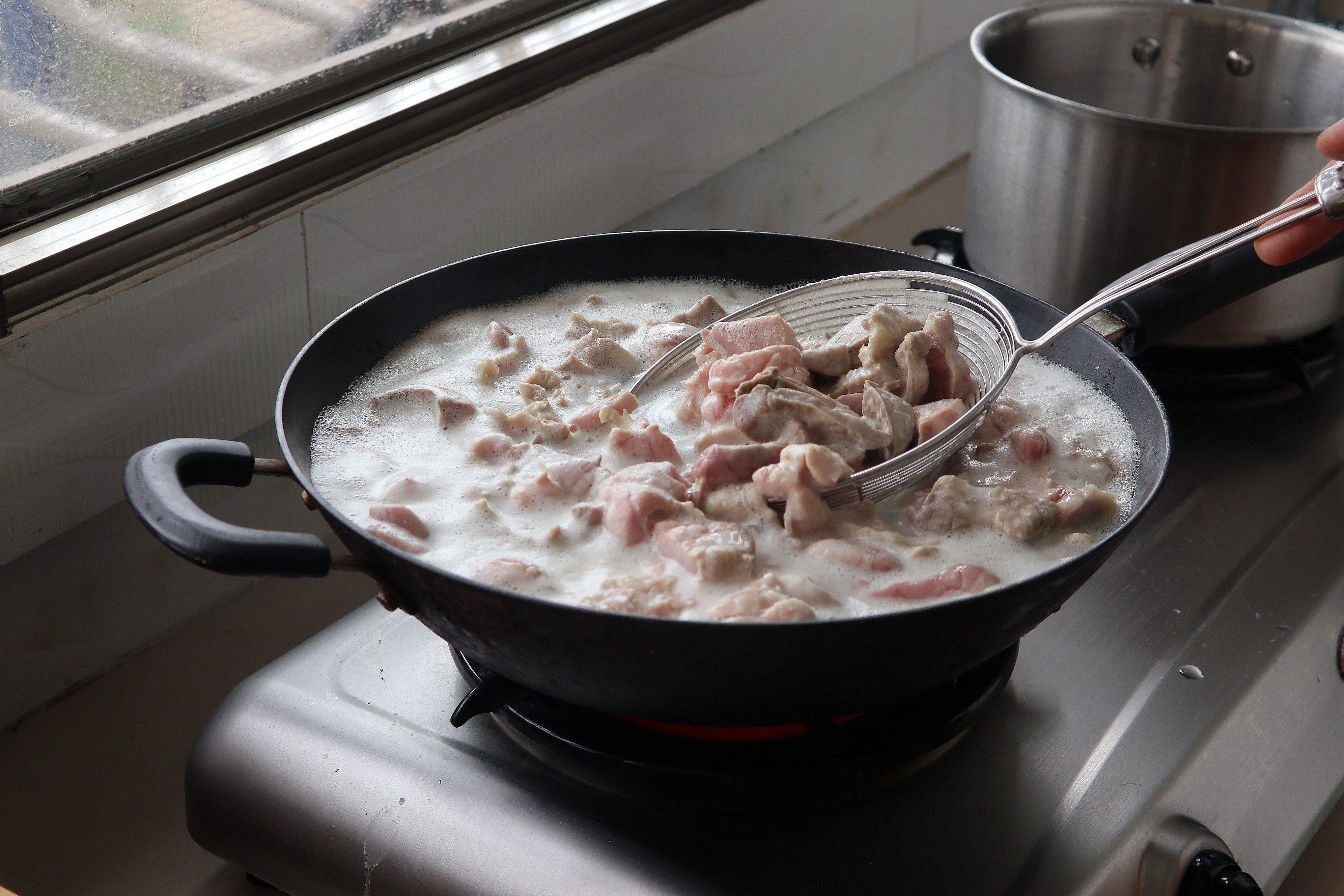 婴儿咳嗽妈妈吃什么有帮助,雪梨猪肺汤止咳化痰小孩