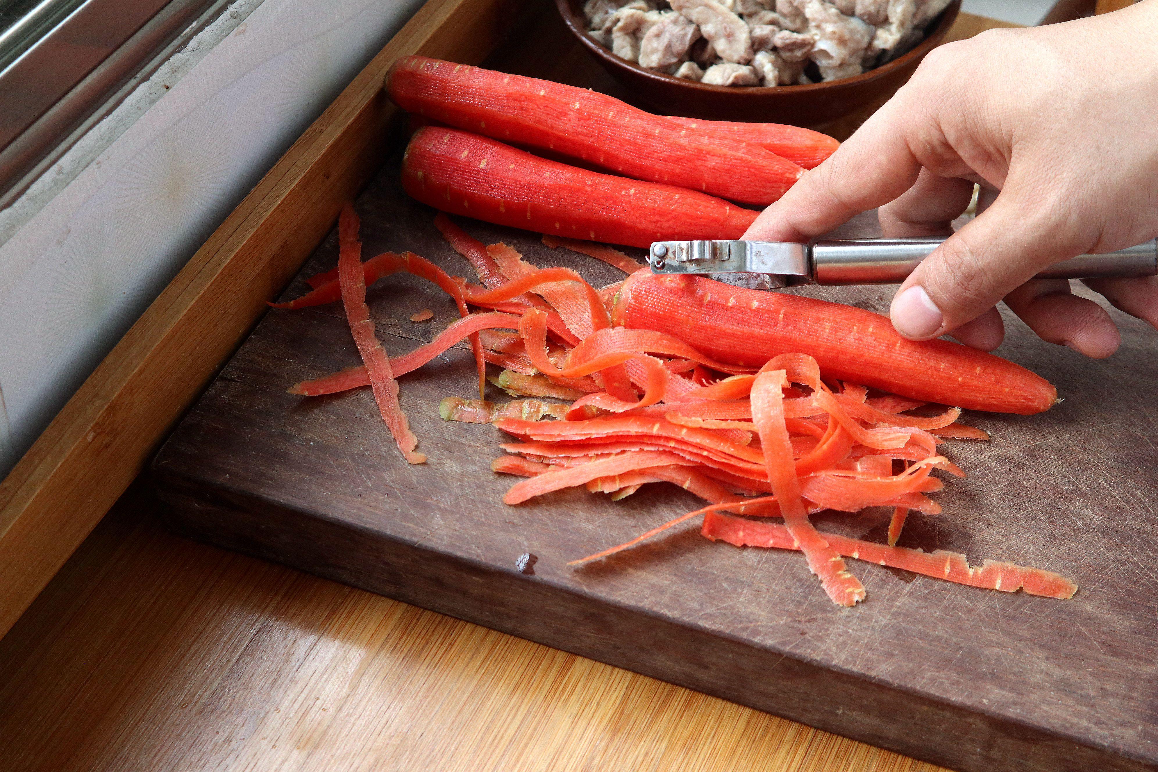 婴儿咳嗽妈妈吃什么有帮助,雪梨猪肺汤止咳化痰小孩