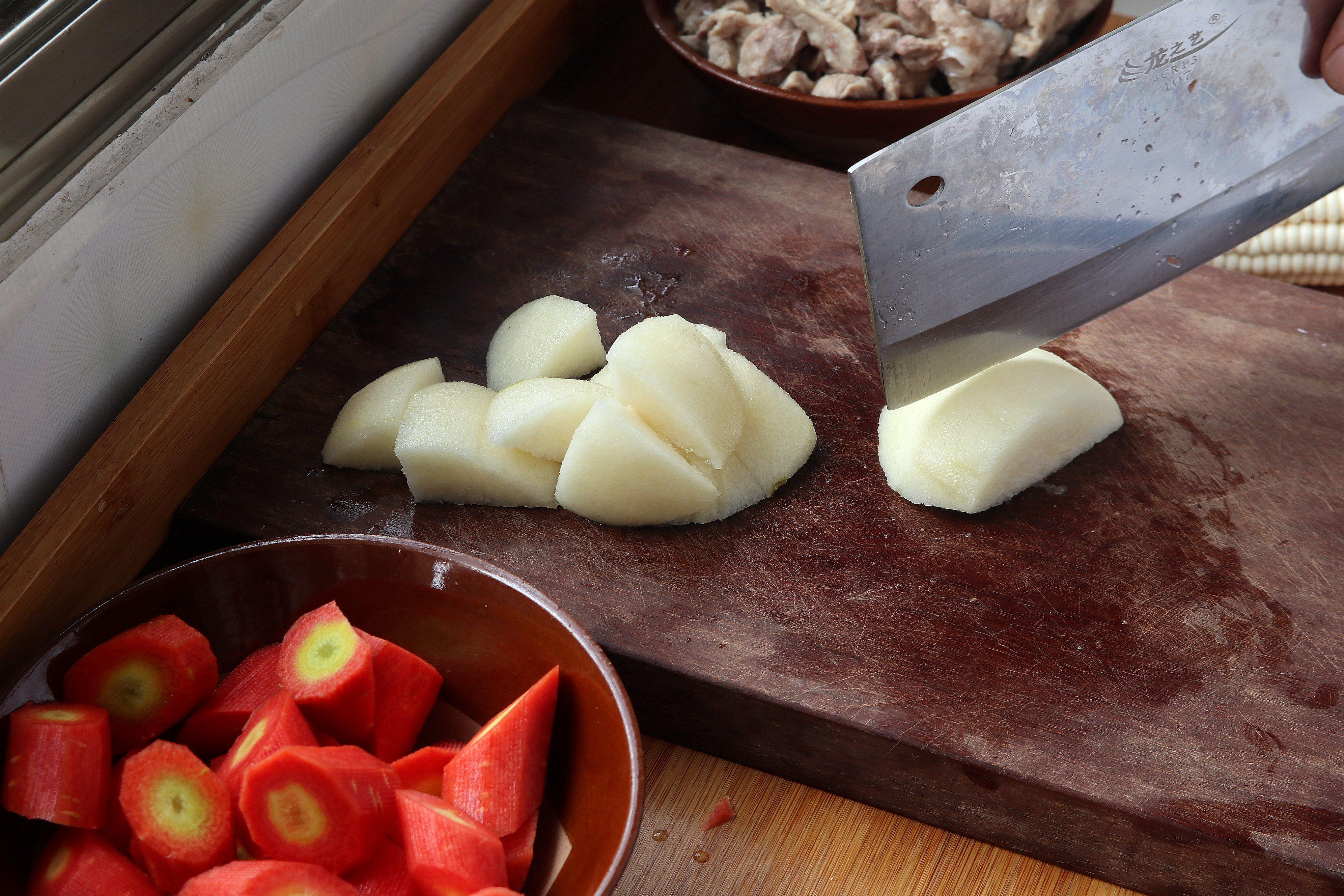 婴儿咳嗽妈妈吃什么有帮助,雪梨猪肺汤止咳化痰小孩