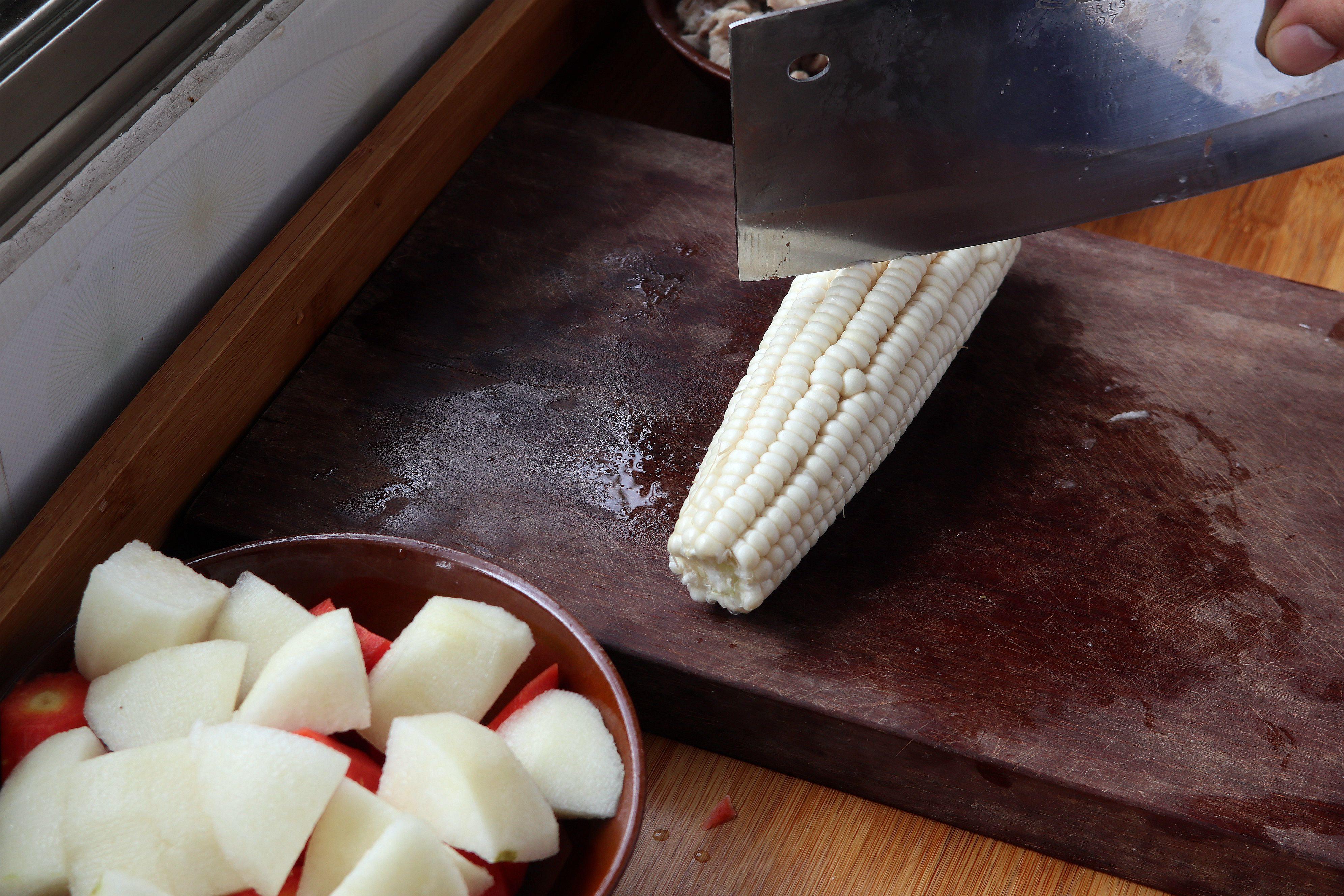 婴儿咳嗽妈妈吃什么有帮助,雪梨猪肺汤止咳化痰小孩