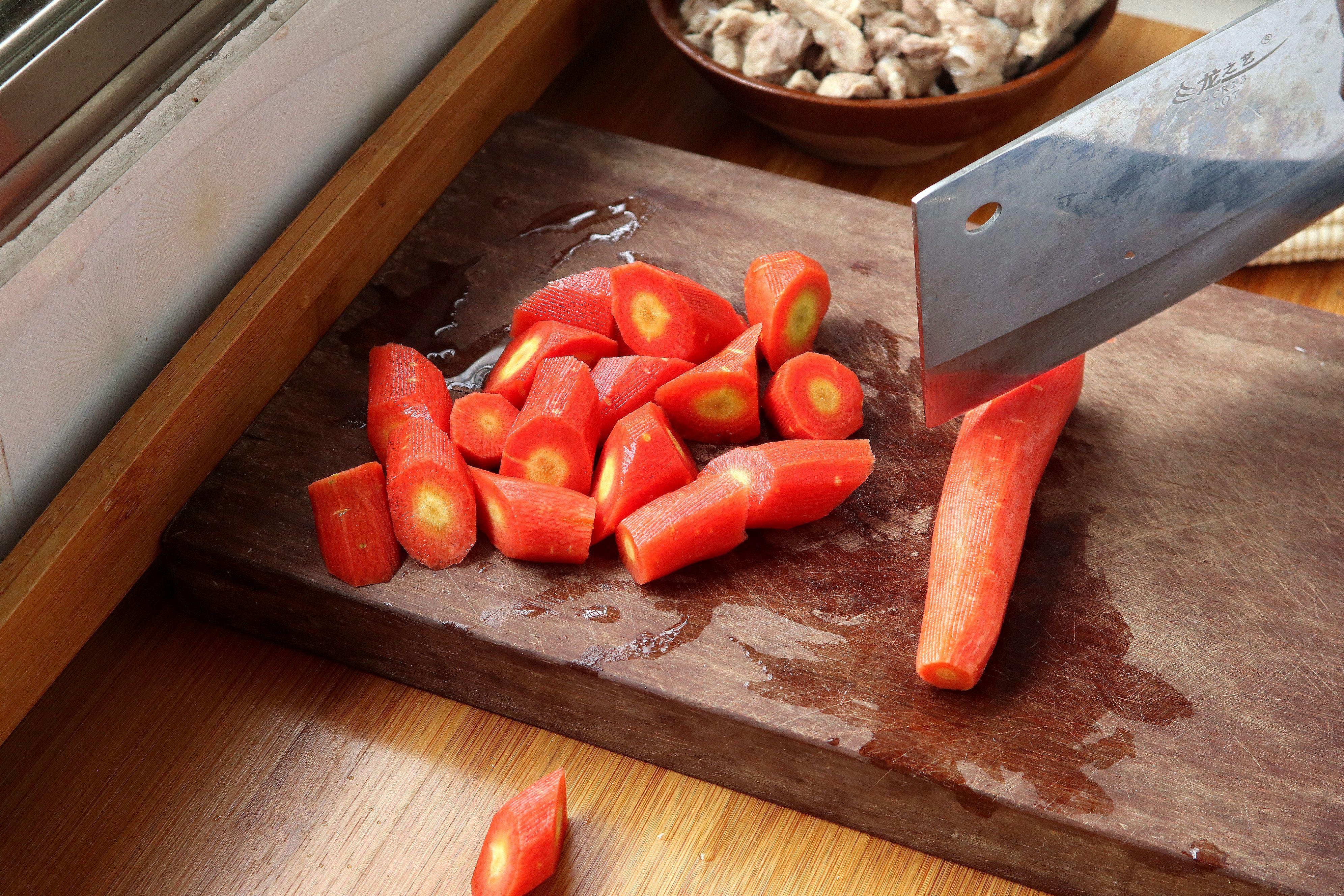 婴儿咳嗽妈妈吃什么有帮助,雪梨猪肺汤止咳化痰小孩