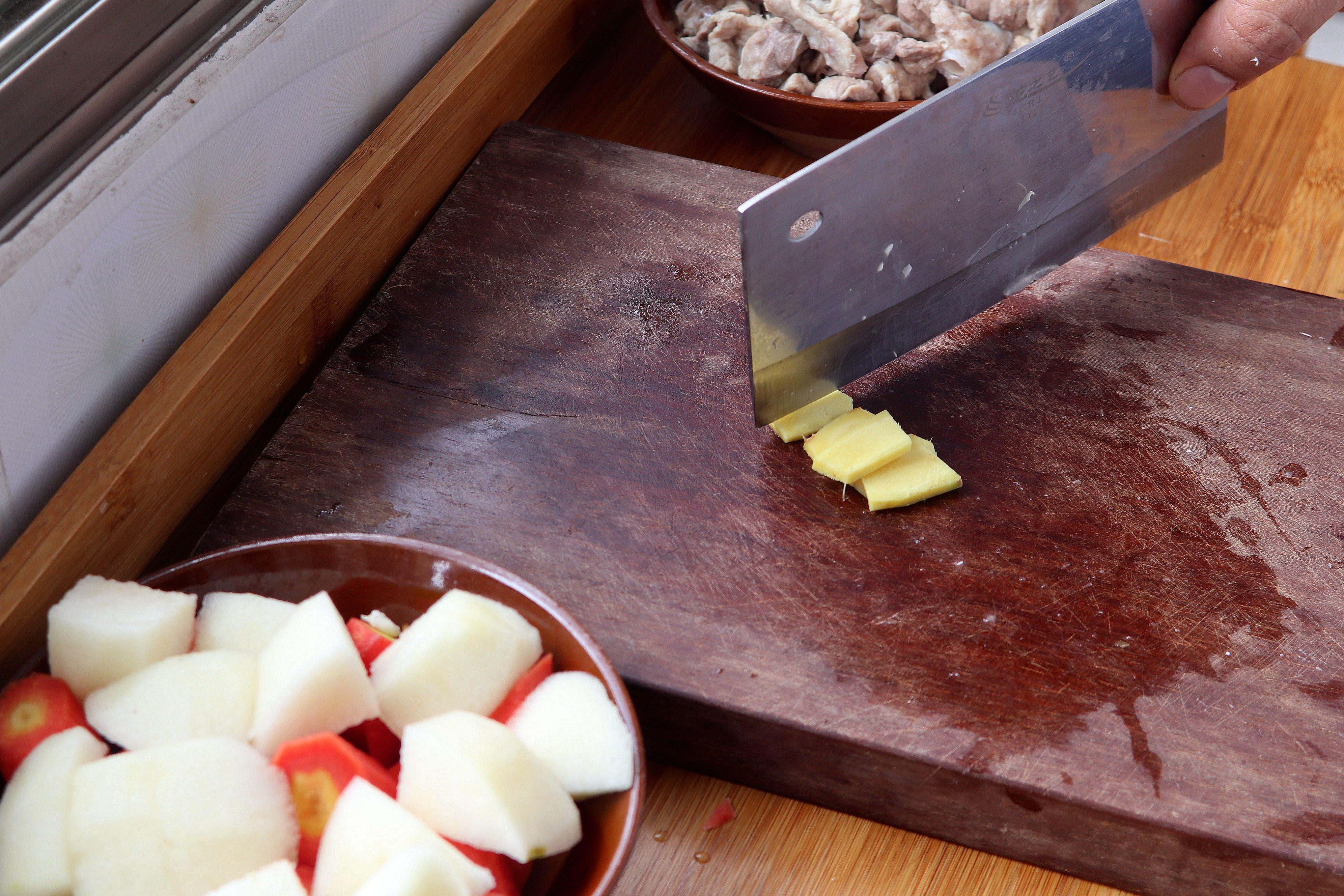 婴儿咳嗽妈妈吃什么有帮助,雪梨猪肺汤止咳化痰小孩