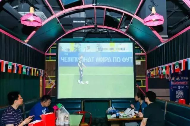 铁笼足球比赛完整视频,三人铁笼对抗赛完整版