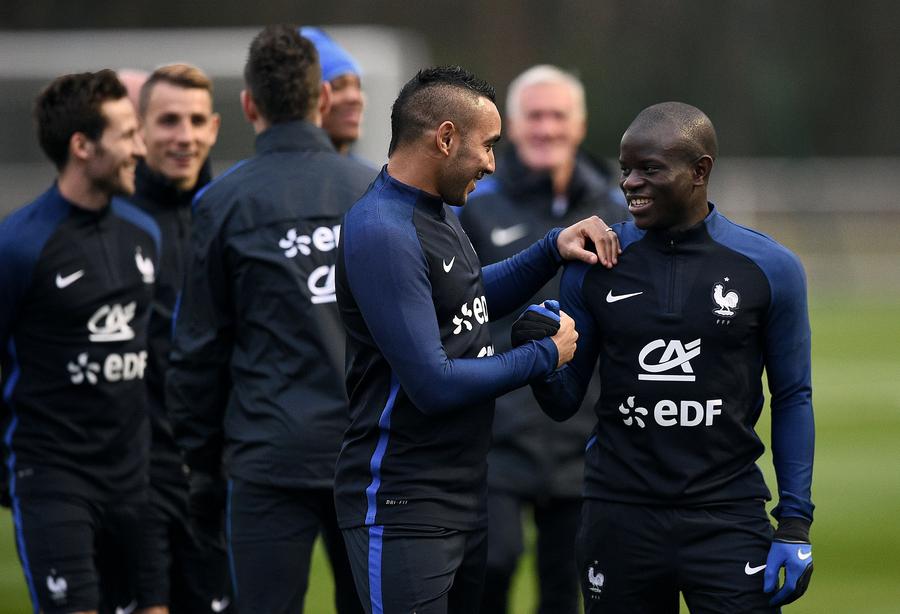 法国队两个亿的前锋,法国队两大边锋姆巴佩登贝莱