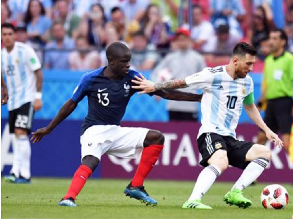 法国队两个亿的前锋,法国队两大边锋姆巴佩登贝莱