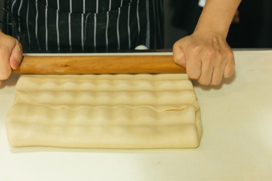 牛角酥怎么做好吃又脆,酥皮制作牛角包