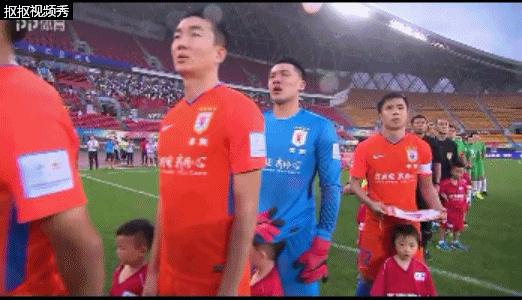 足球球星暖心小举动,足球球童暖心时刻