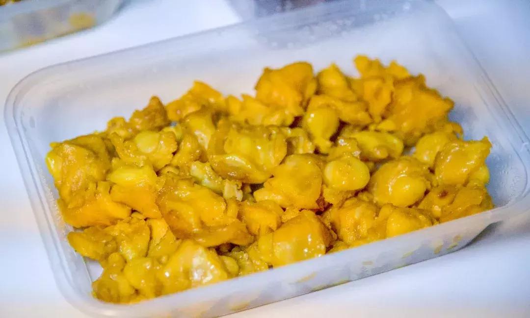 Ta不是一般的烤鸡而是一只来自广东深圳的「窑鸡」