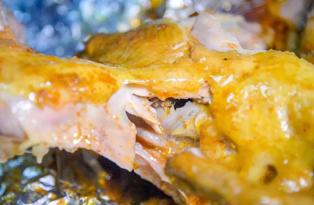 Ta不是一般的烤鸡而是一只来自广东深圳的「窑鸡」