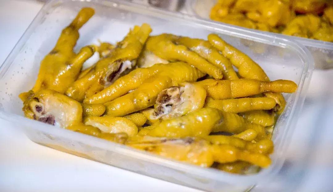 Ta不是一般的烤鸡而是一只来自广东深圳的「窑鸡」