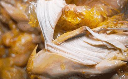 Ta不是一般的烤鸡而是一只来自广东深圳的「窑鸡」