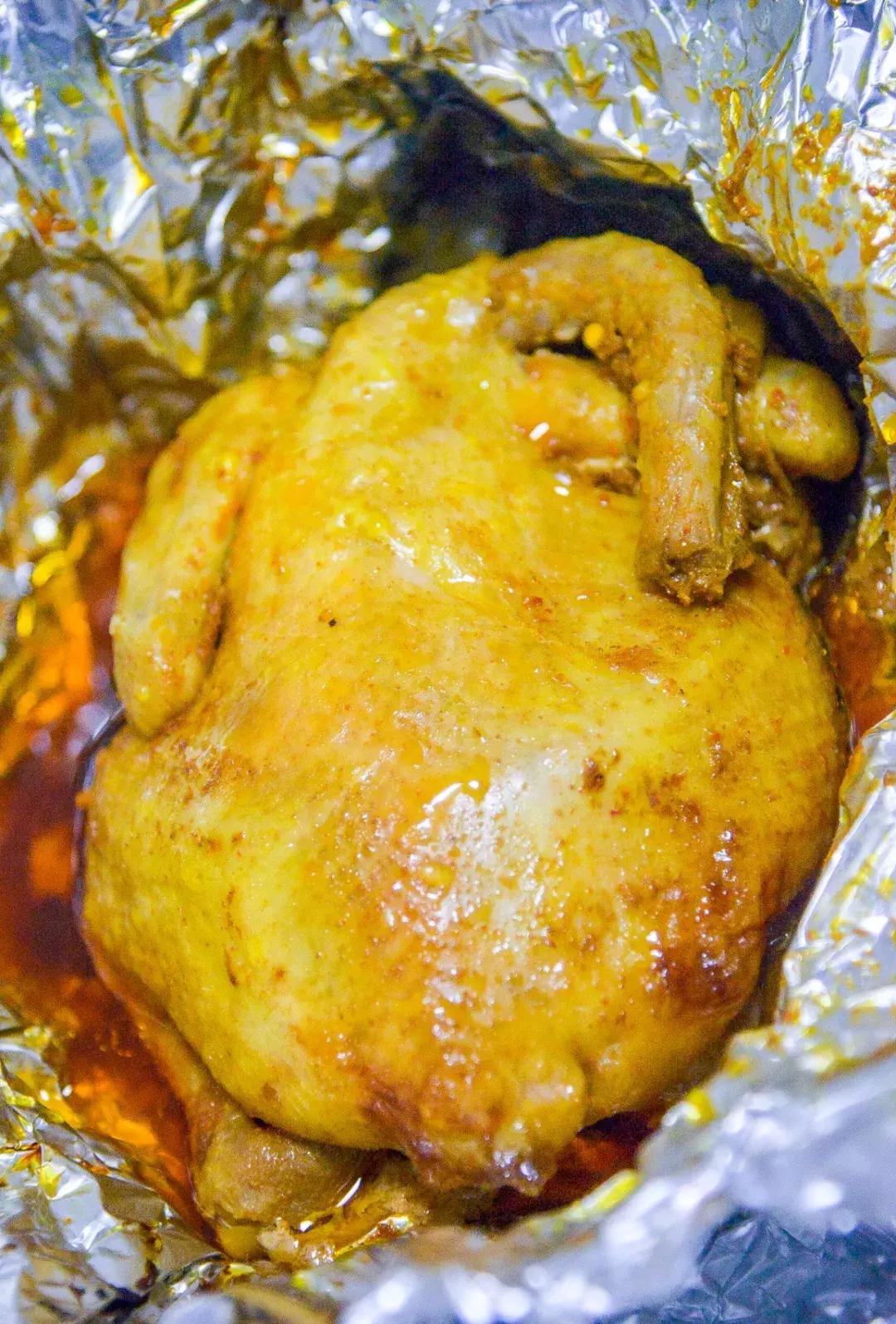 Ta不是一般的烤鸡而是一只来自广东深圳的「窑鸡」