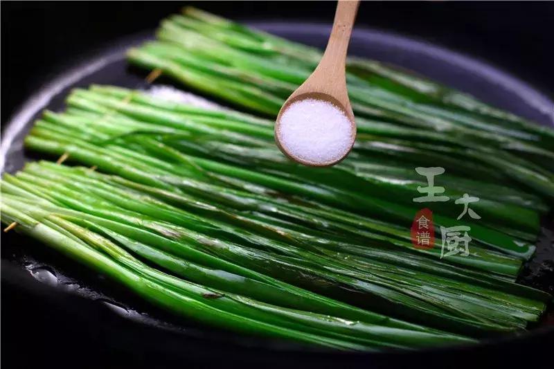 如何在家制作烧烤摊的烤韭菜,烧烤家庭版烤韭菜