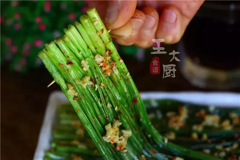 如何在家制作烧烤摊的烤韭菜,烧烤家庭版烤韭菜