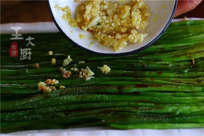 如何在家制作烧烤摊的烤韭菜,烧烤家庭版烤韭菜