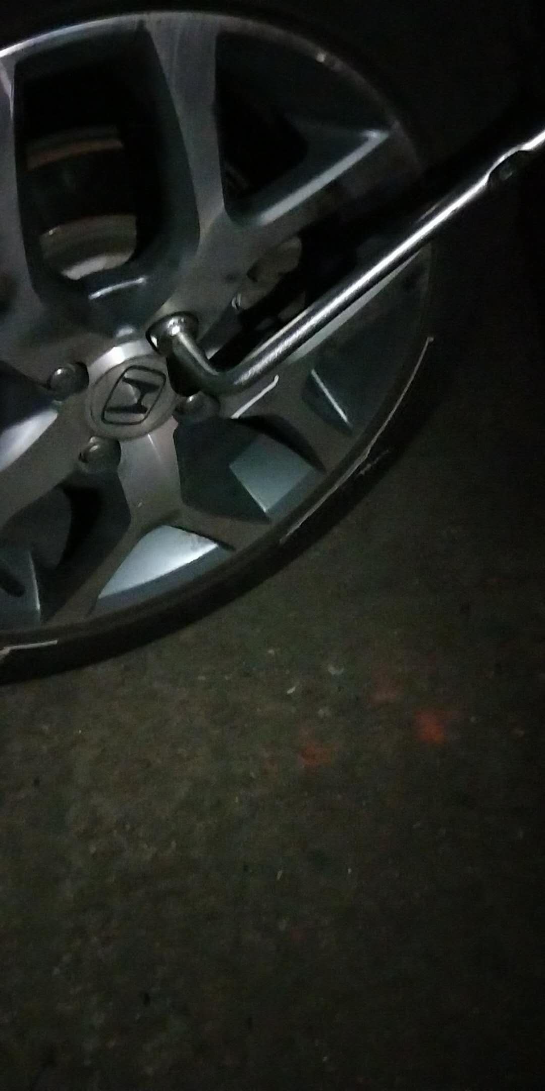 轮胎扎钉还能继续跑吗,轮胎扎钉子还能继续骑吗