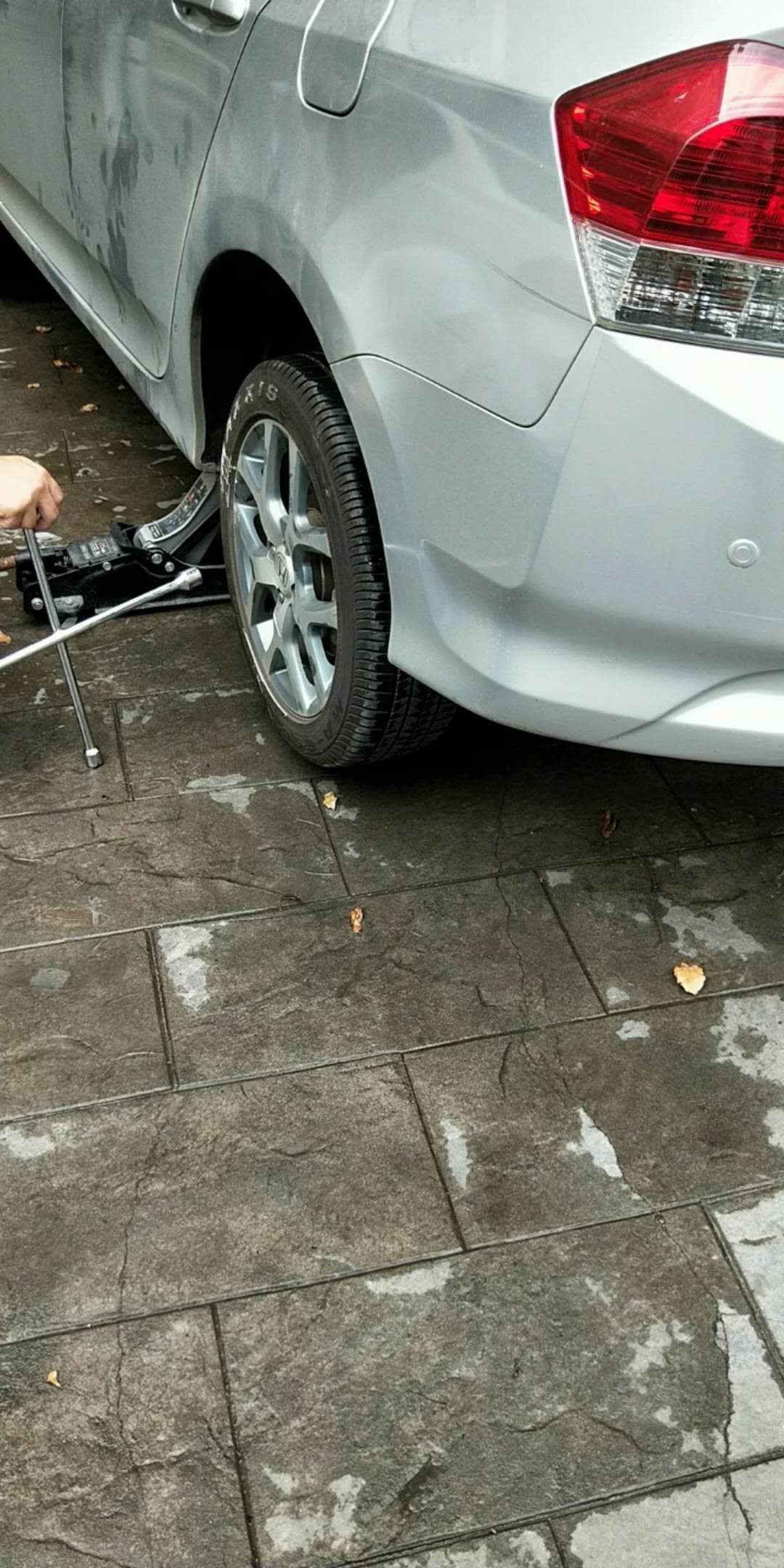 轮胎扎钉还能继续跑吗,轮胎扎钉子还能继续骑吗