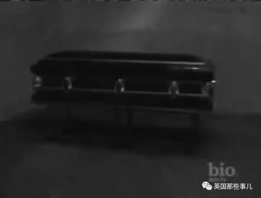 一心要和梦中姑娘在一起……而当姑娘离世后，他突然诡异了起来……