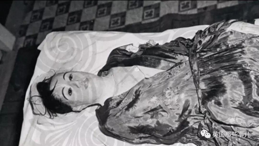 一心要和梦中姑娘在一起……而当姑娘离世后，他突然诡异了起来……