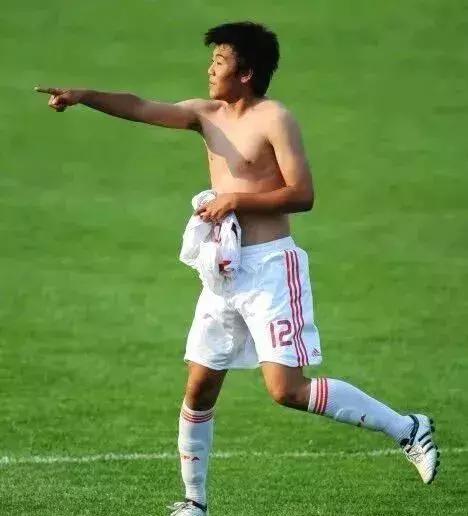 当中国男足脱掉衣服全世界都吐了！年薪1亿白斩鸡身材！