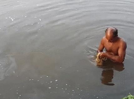 不被大伙注意的水沟,撒网下去后没动静,亲自下水收网,惊喜来了