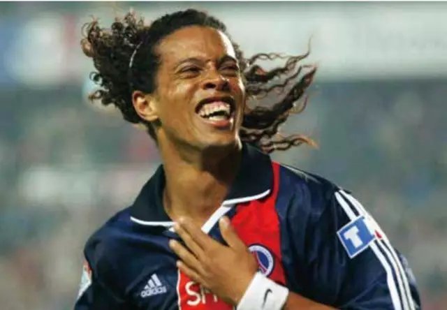 球场精灵罗纳尔迪尼奥最近现状,桑巴精灵罗纳尔迪尼奥彩虹过人