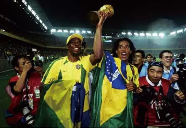 球场精灵罗纳尔迪尼奥最近现状,桑巴精灵罗纳尔迪尼奥彩虹过人