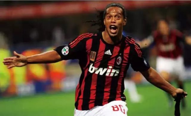 球场精灵罗纳尔迪尼奥最近现状,桑巴精灵罗纳尔迪尼奥彩虹过人