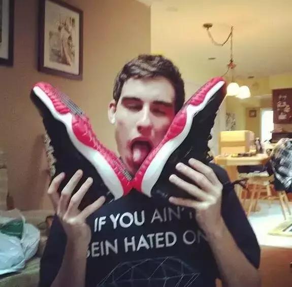 硬汉装逼新技能——舔个鞋子!看完的人都偷偷试了一下!