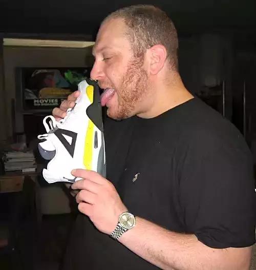 硬汉装逼新技能——舔个鞋子!看完的人都偷偷试了一下!