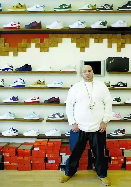 硬汉装逼新技能——舔个鞋子!看完的人都偷偷试了一下!