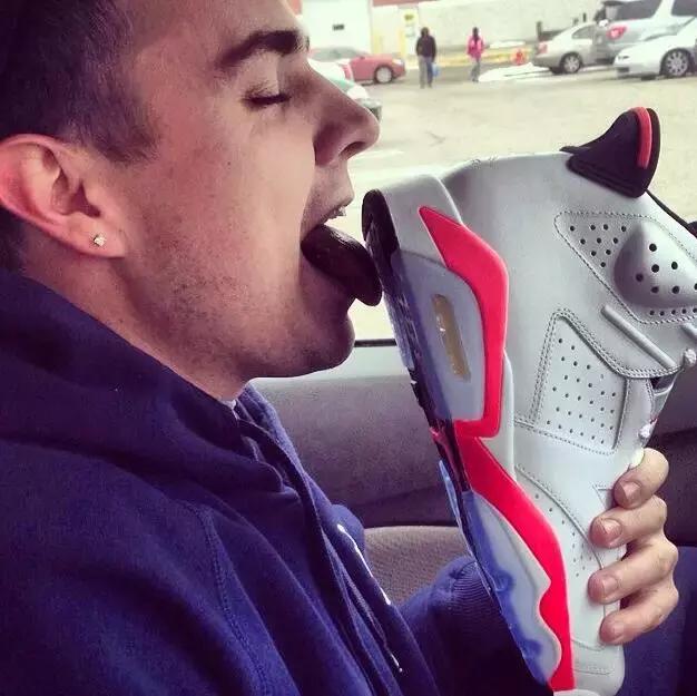 硬汉装逼新技能——舔个鞋子!看完的人都偷偷试了一下!