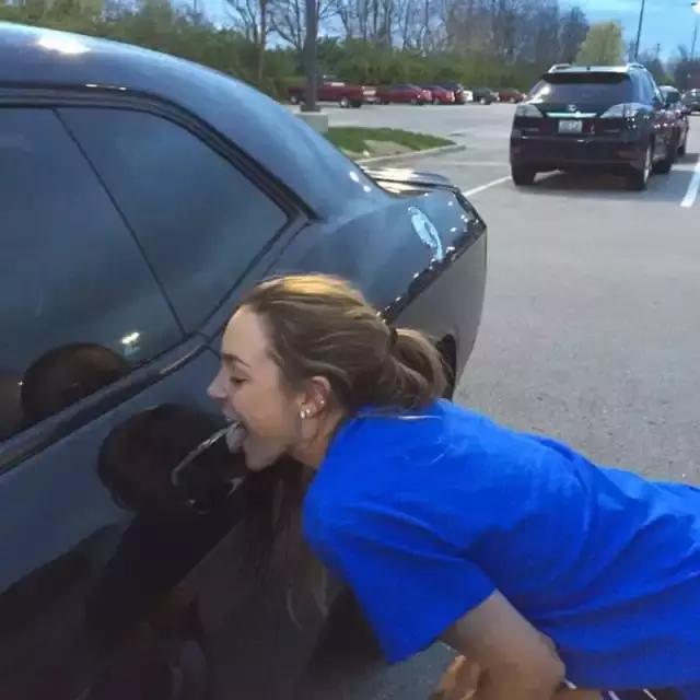 硬汉装逼新技能——舔个鞋子!看完的人都偷偷试了一下!