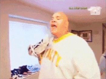 硬汉装逼新技能——舔个鞋子!看完的人都偷偷试了一下!