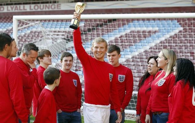 足坛三人最佳梅西内马尔c罗,足球最佳阵容梅西c罗罗本