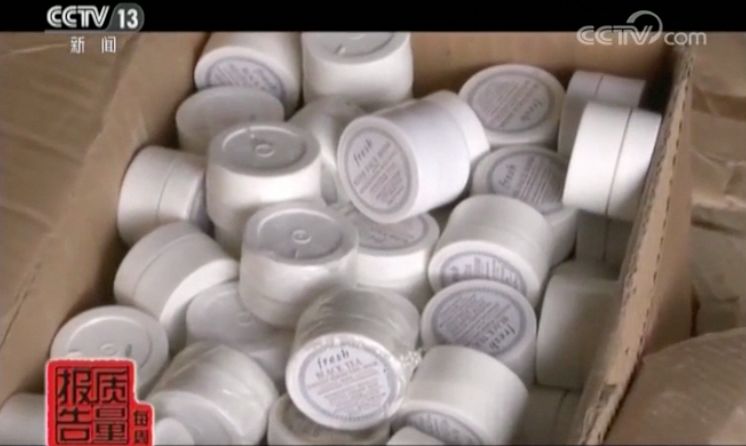 震惊！“迪奥香水”成本仅1元！这样的代购化妆品你还敢用吗？