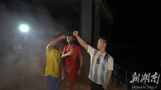 天门山颠球挑战,花式颠球挑战天门山