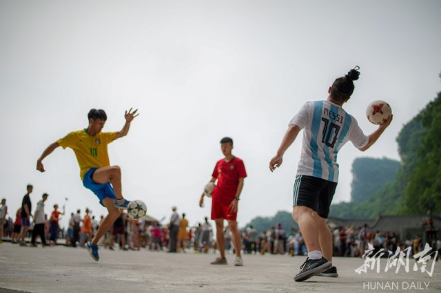 天门山颠球挑战,花式颠球挑战天门山